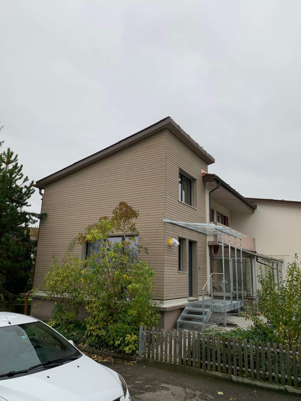 Sitzplatz mit Pflästerung, Bepflanzung und Biotop am Birkenring 21